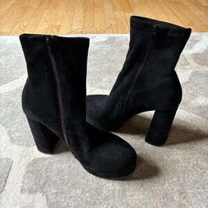 Black elegant boots